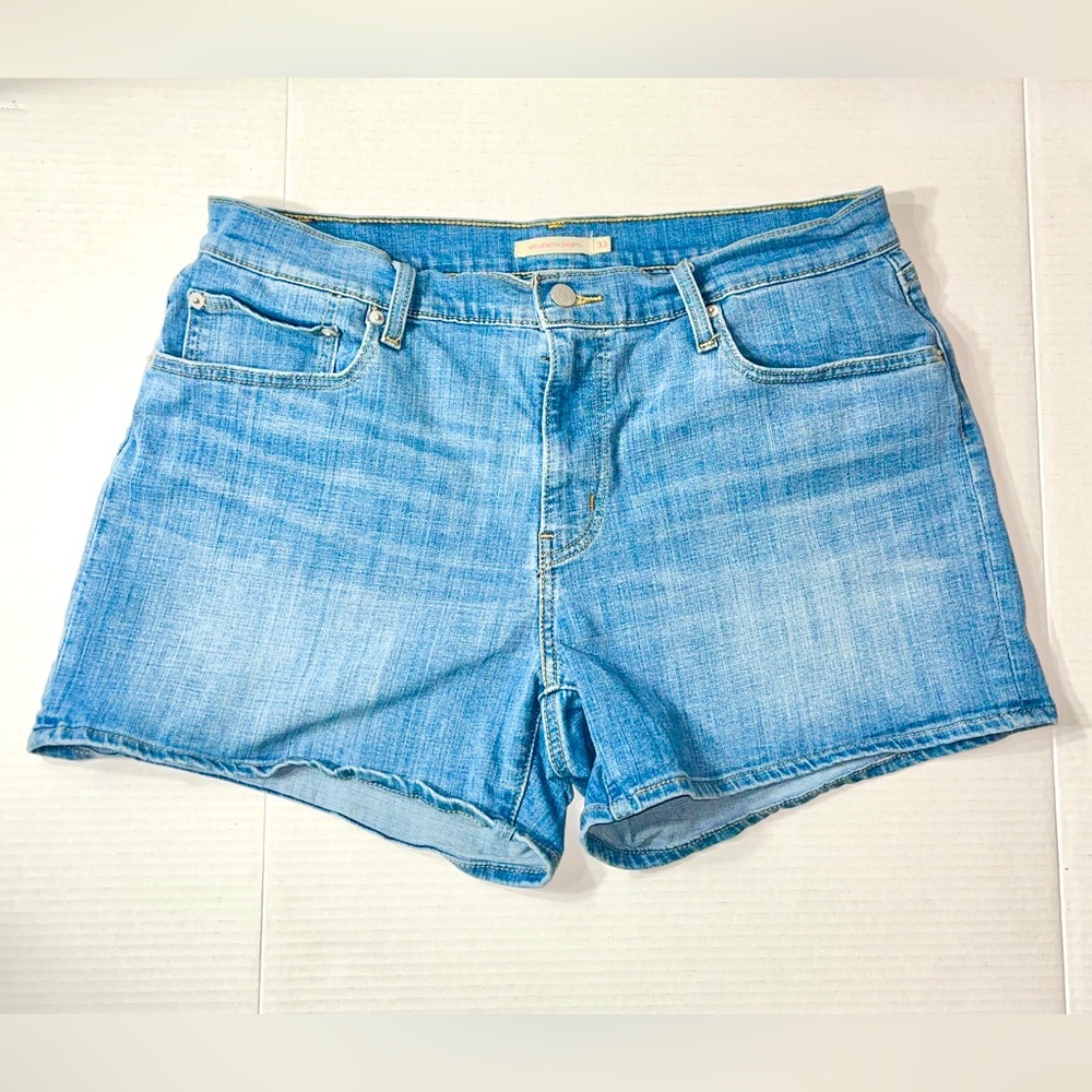 Levi’s Mid Length Jean Shorts Women’s 33 Medium Wash Denim Summer Boho Americana